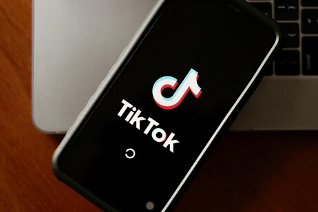 Nuova sfida tra minori su Tiktok, Agcom fa rimuovere video