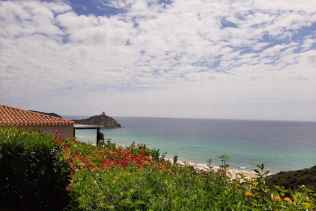 La vista della baia di Chia da una suite del Baia di Chia Resort Sardinia, Curio Collection - Curio Collection Hilton