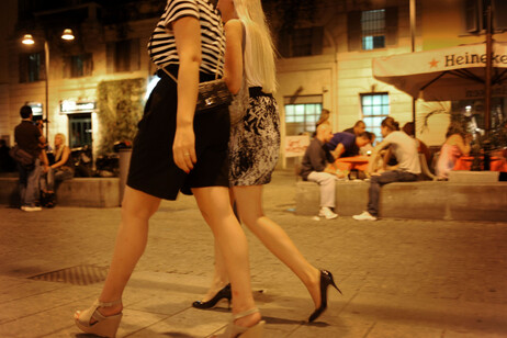 Alcune ragazze in strada (Foto archivio ANSA)