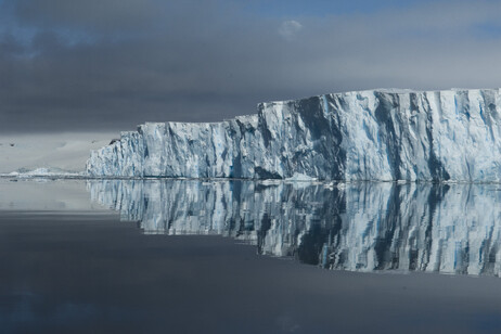 Il fronte del ghiacciaio Sheldon in Antartide, fotografato dalla Baia di Ryder (fonte: BAS)