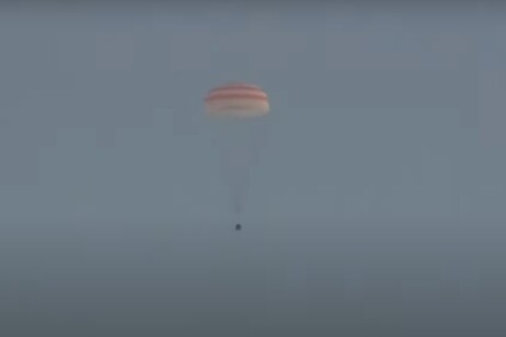 Il rientro della Soyuz, poco prima dell'atterraggio (fonte: NASA TV)