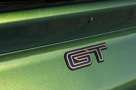 La tinta Eruption Green esalta le nuove finiture di Mach-E GT Bronze