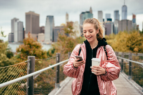 New York , una giovane donna con smartphone foto iStock.