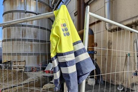 Una giacca da lavoro in un cantiere