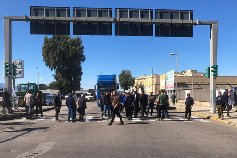 Protesta trattori, traffico bloccato all'ingresso di Cagliari