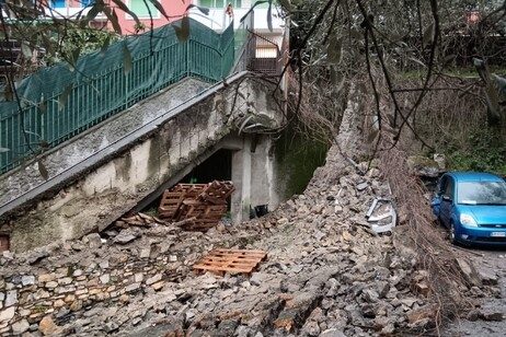 Maltempo, crolla scala esterna d'accesso a una scuola a Genova