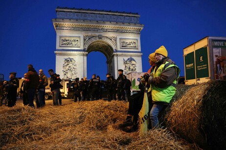 Gli agricoltori francesi protestano all'Arco di Trionfo