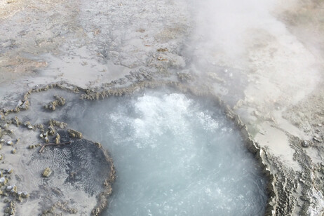 Una sorgente geotermale. E' in ambienti simili che si ritiene si siano formate le molecole che hanno dato origine alla vita sulla Terra (fonte: Brian, da Flickr)