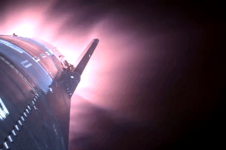 La Starship durante il rientro nell'atmosfera, poco prima della perdita del segnale (fonte: SpaceX)