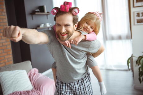 Un papà giovane gioca con la figlia foto iStock.