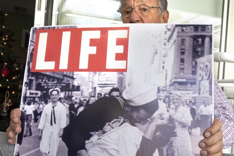 Foto bacio a Times Square rischia censura, Casa Bianca la ferma