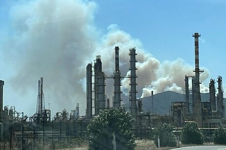 Vasto incendio nel Cagliaritano, evacuate case di campagna