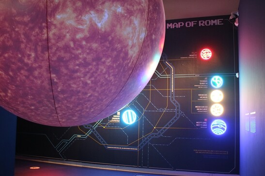 Ricostruzione del Sistema Solare nella mostra 'Macchine del Tempo' dell'Inaf (fonte: Inaf/P. Soletta)