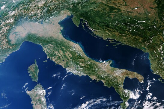 L'Italia vista dallo spazio (fonte: contains modified Copernicus Sentinel data (2016), processed by ESA, CC BY-SA 3.0 IGO)