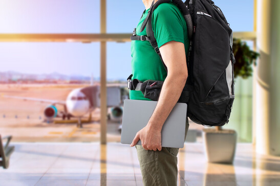 Un digital nomad in aereoporto, foto iStock.