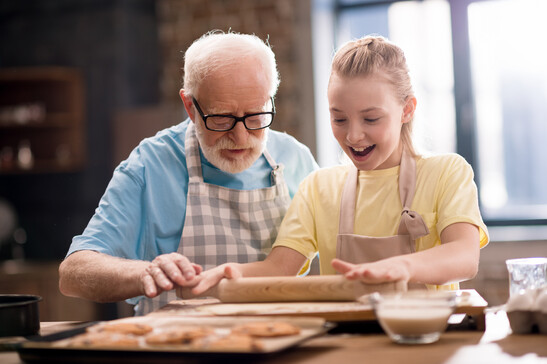 Nonno e nipote cucinano insieme foto iStock.
