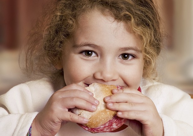 Altro che merendine, 8 bambini su 10 mangiano pane e salame © ANSA
