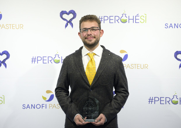 Dario Olobardi, della scuola di Genova, premiato nel corso dell’evento Sanofi Pasteur © ANSA