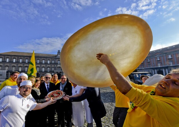 Pizza: Coldiretti, Napoli in festa per riconoscimento Unesco (foto: ANSA)
