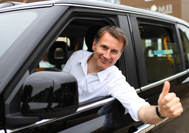 Gran Bretagna, ministro Hunt vara tasse su auto elettriche © ANSA