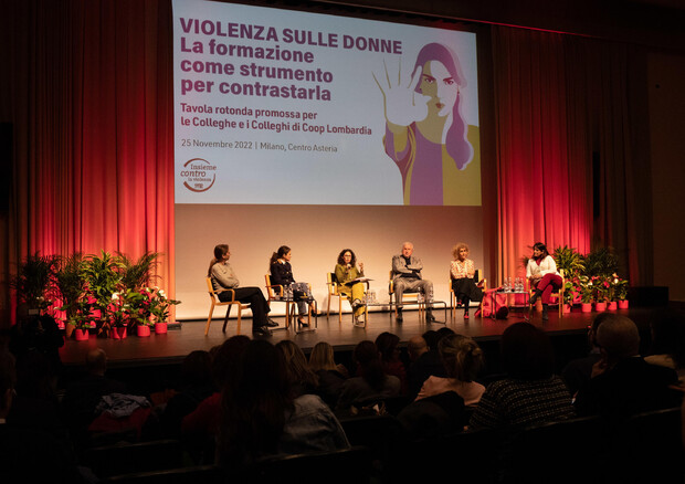 Giornata Internazionale per l'eliminazione della violenza sulle donne al teatro del Centro Asteria di Milano © ANSA