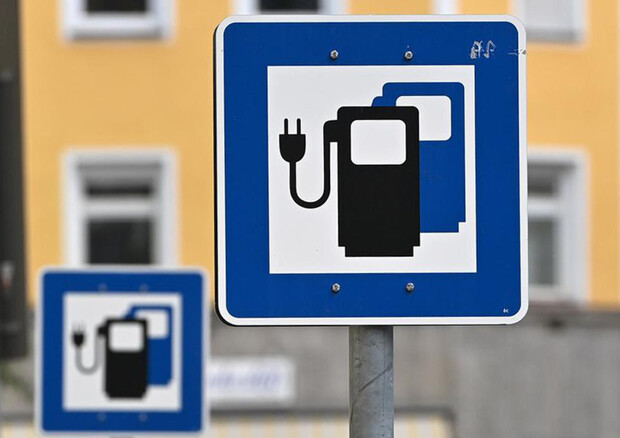 Germania, rischio crollo vendite auto elettriche nel 2024 © DW