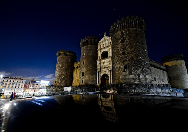Bollette: Napoli, spente le luci del Maschio Angioino (foto: ANSA)