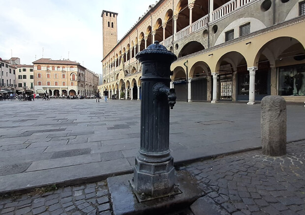 Padova, ordinanza per limiti uso acqua potabile. Nella foto, Piazza della Frutta. (foto: ANSA)