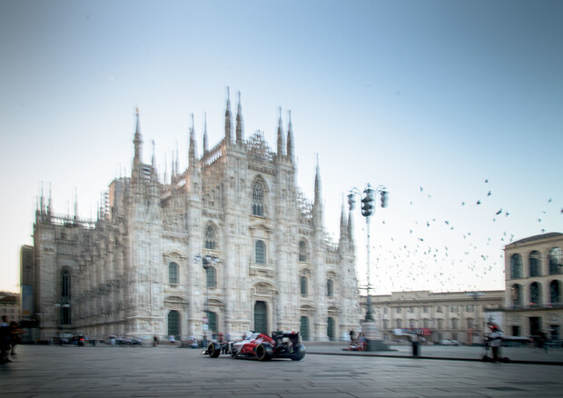 Alfa Romeo: Bottas sfila per Milano con la sua monoposto F1 © ANSA