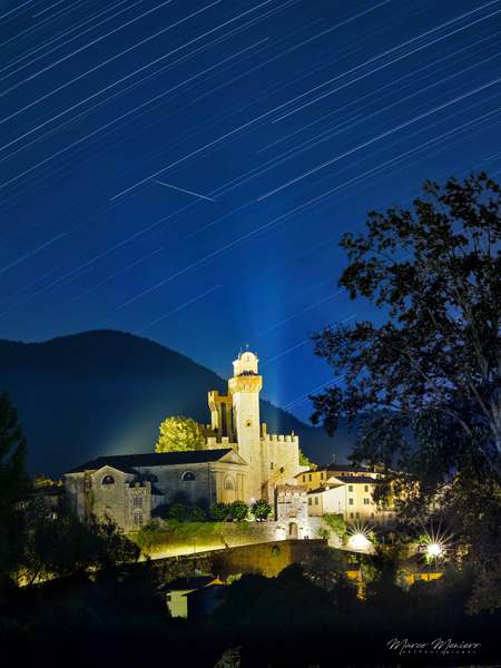 Le scie delle Perseidi nel cielo di Borgo 'Nozzano Castello' vicino Lucca (fonte: Marco Meniero, www.meniero.it)