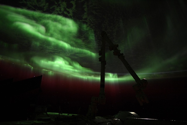Un'aurora polare fotografata dalla Stazione Spaziale, dall'astronauta Samantha Cristoforetti (fonte: Cristoforetti/ESA,NASA)
