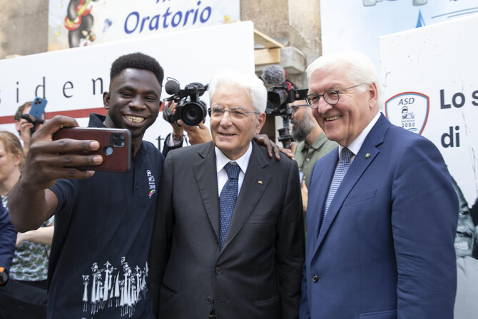 Mattarella e Steinmeier visitano centro accoglienza migranti