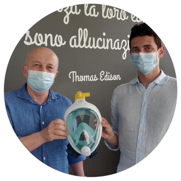 Renato Favero e Cristian Fracassi il medico che ha avuto l'idea di adattare una maschera da snorkeling a scopi sanitari e l'ingegnere che l'ha realizzata (foto: ANSA)