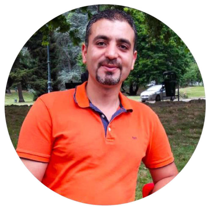 Mahmoud Lutfi Ghuniem In Italia dal 2012, fa il rider. Si è presentato alla Croce Rossa di Torino  con uno stock di mille mascherine acquistate di tasca sua (foto: ANSA)