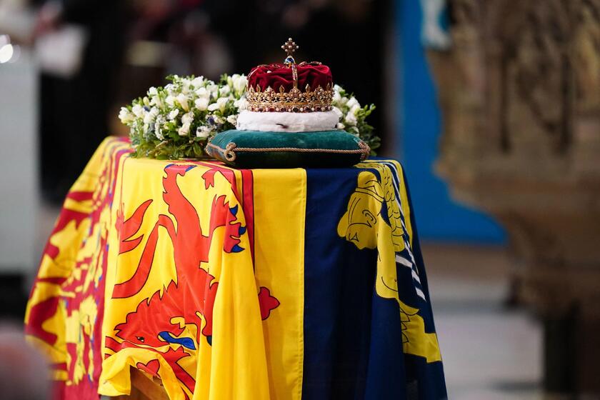 Si ferma il calcio per la morte della regina Elisabetta. © ANSA/AFP