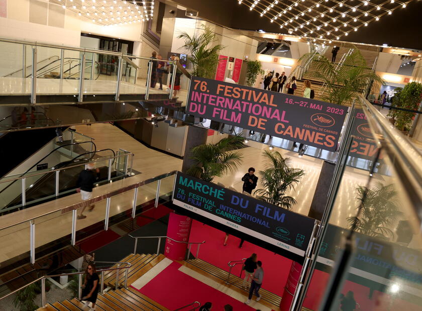 Una vista interna del Palais de Festival con il logo del festival cinematografico © ANSA/EPA