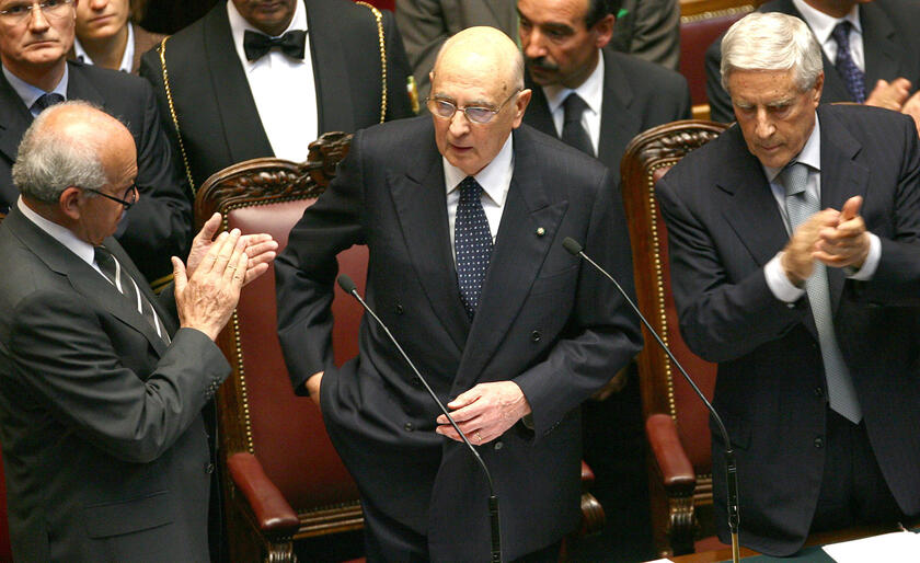 Giorgio Napolitano con i presidenti di Camera e Senato, Fausto Bertinotti e Franco Marini - RIPRODUZIONE RISERVATA