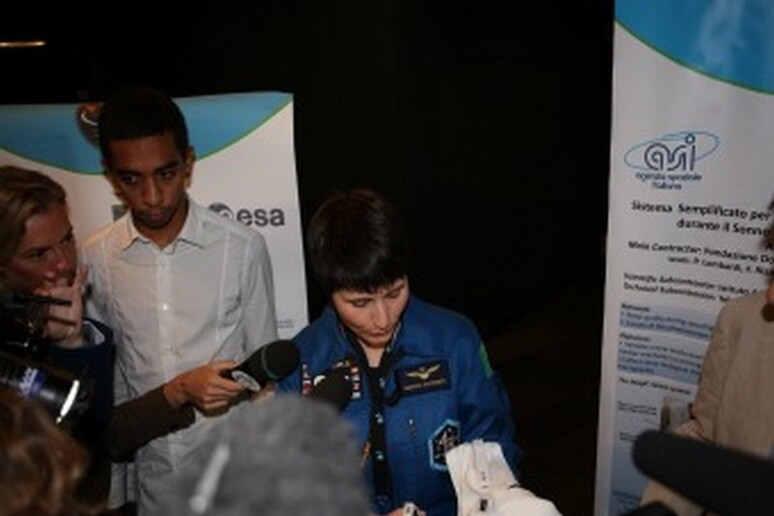 L 'astronauta Samantha Cristoforetti durante la presentazione degli esperimenti della missione  'Futura ' (fonte: ASI) - RIPRODUZIONE RISERVATA