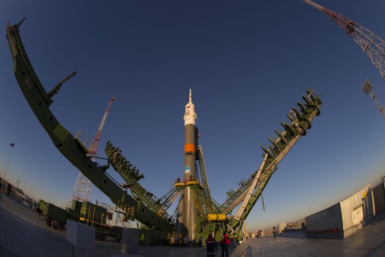 La Soyuz è pronta sulla rampa di lancio nella base russa di Baikonur (fonte: Samantha Cristoforetti, ESA) - RIPRODUZIONE RISERVATA