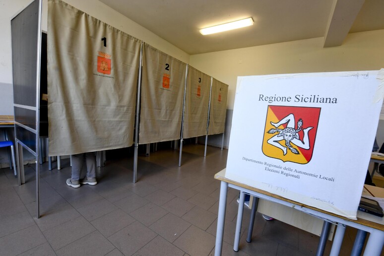 Elezioni: regionali Sicilia, aperti i seggi - RIPRODUZIONE RISERVATA