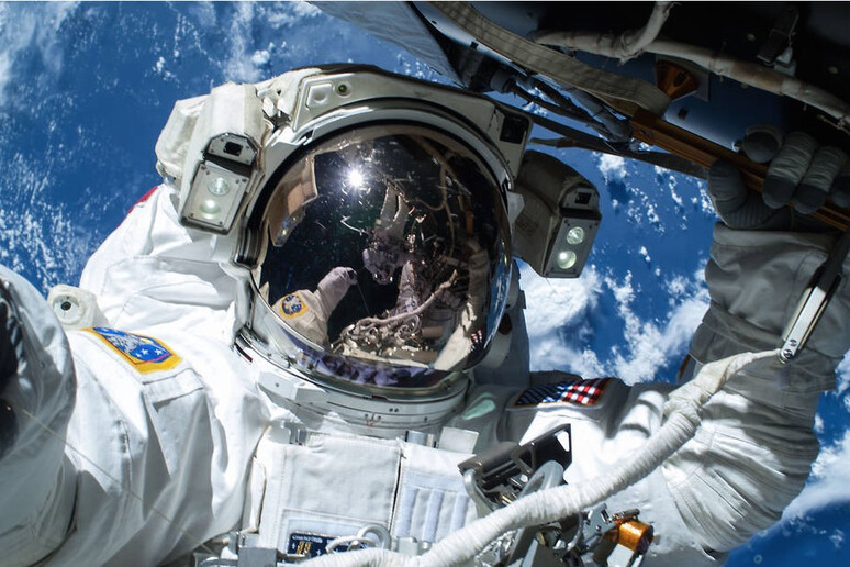 Un astronauta impegnato in una passeggiata spaziale (fonte: NASA) - RIPRODUZIONE RISERVATA