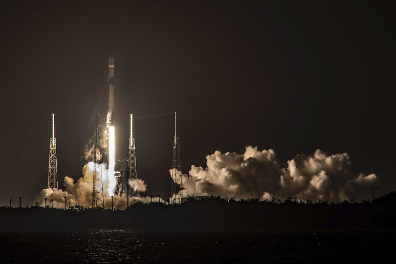 Il razzo Falcon 9 lanciato da Cape Canaveral con i satelliti Starlink (fonte: SpaceX) - RIPRODUZIONE RISERVATA
