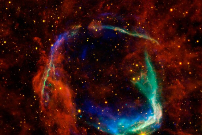 La supernova RCW 86, distante circa 8.000 anni luce ( fonti: immagini a raggi X di NASA/CXC/SAO &amp; ESA, nell 'infraosso di NASA/JPL-Caltech/B. Williams/NCSU) - RIPRODUZIONE RISERVATA