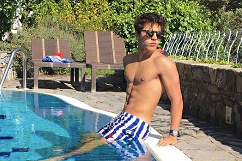 Una foto di Ciro Grillo a bordo piscina dal suo profilo Instagram - RIPRODUZIONE RISERVATA
