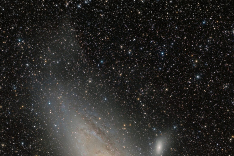 La galassia M31 con le strutture esterne al suo disco (fonte: Giuseppe Donatiello) - RIPRODUZIONE RISERVATA