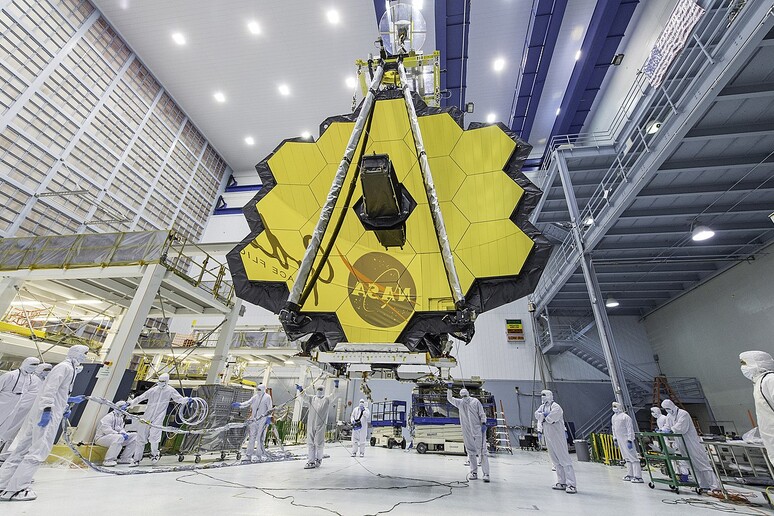 Il telescopio spaziale James Webb in fase di assemblaggio (fonte: NASA) - RIPRODUZIONE RISERVATA