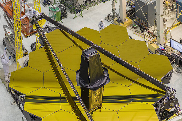 Lo specchio del telescopio spaziale James Webb, nella camera pulita (fonte: NASA/Chris Gunn) - RIPRODUZIONE RISERVATA
