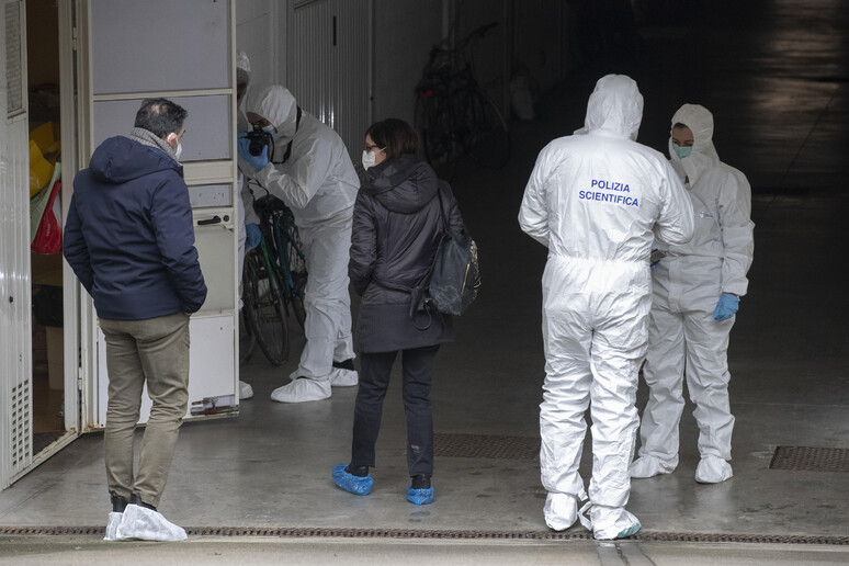 Il procuratore di Ravenna Angela Scorza con la polizia scientifica all 'esterno della casa a Faenza dove è stata trovata morta Ilenia Fabbri - RIPRODUZIONE RISERVATA