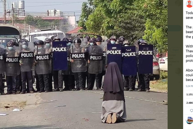 Birmania: suora in ginocchio davanti a polizia - RIPRODUZIONE RISERVATA