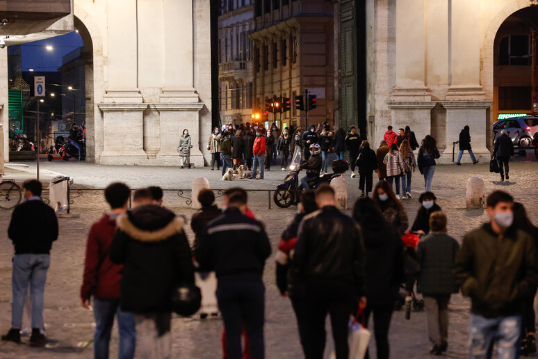 Gente in piazza del Popolo a Roma, archivio - RIPRODUZIONE RISERVATA